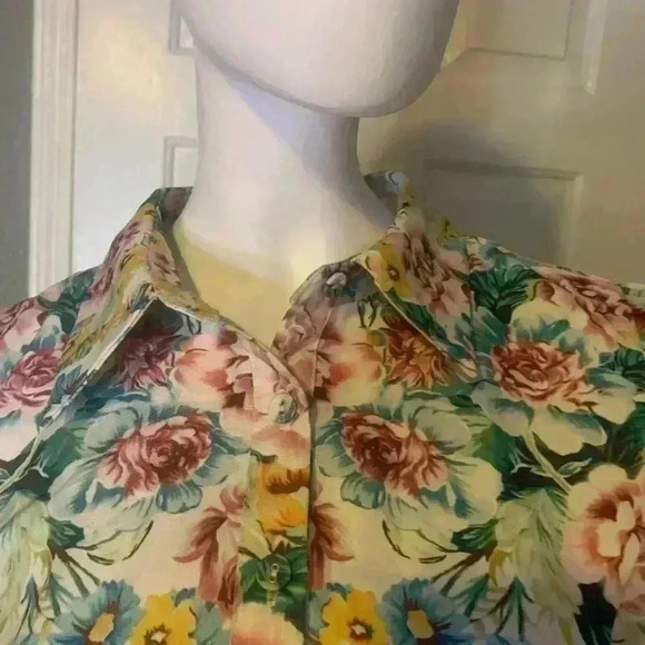 CUTELY COVERED MAXI FLORAL DRESS SIZE MEDIUM.  D9 - Picture 10 of 16
